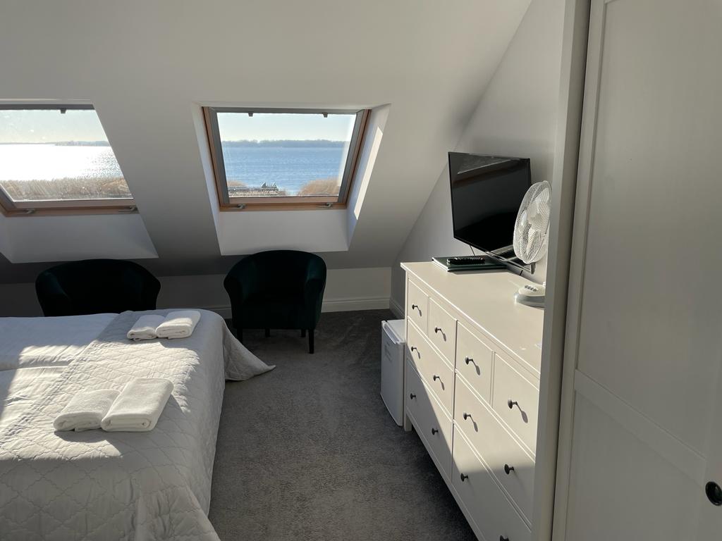 Pokój dwuosobowy z widokiem na jezioro